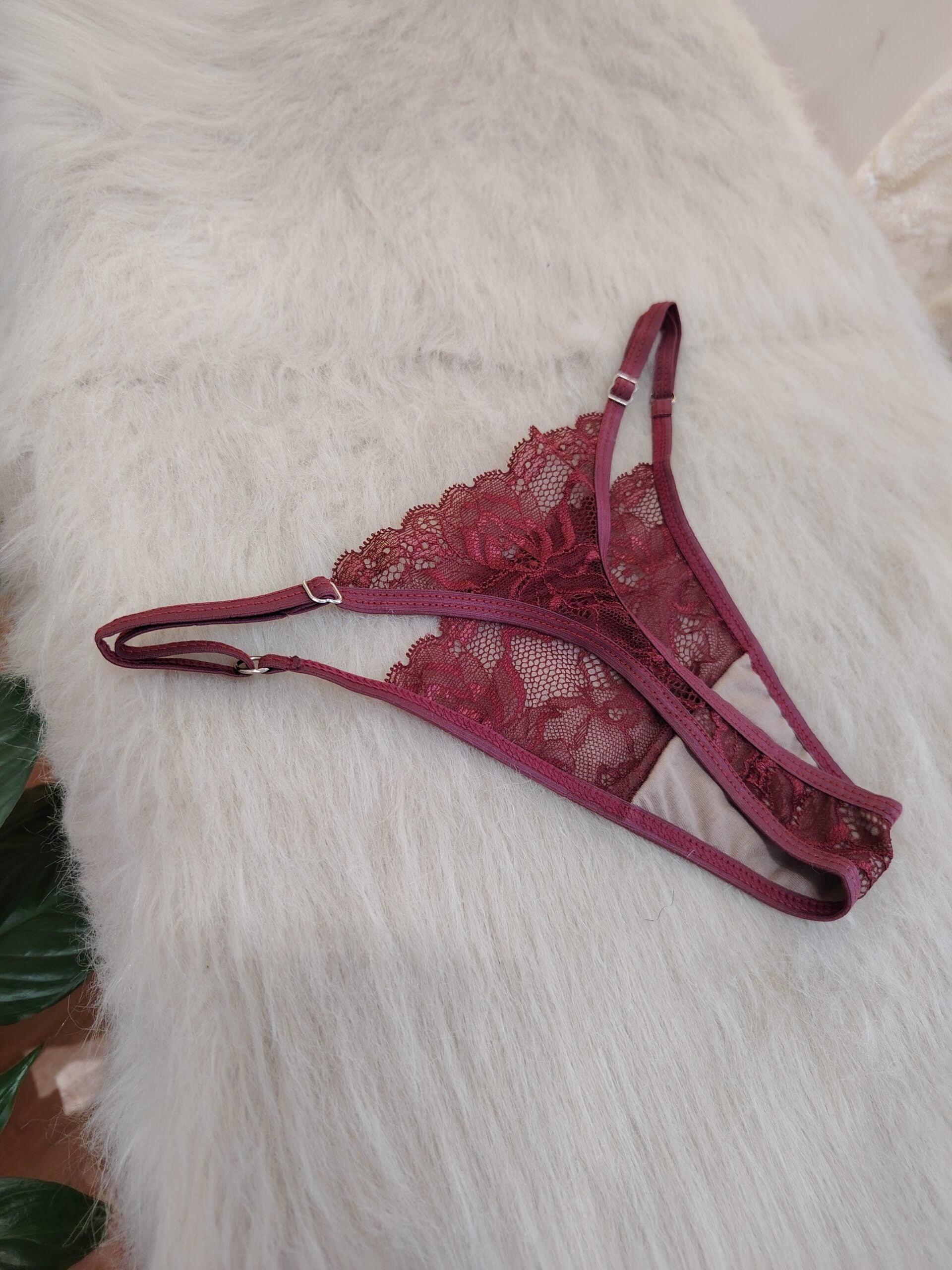 Microtanga de encaje Bordo