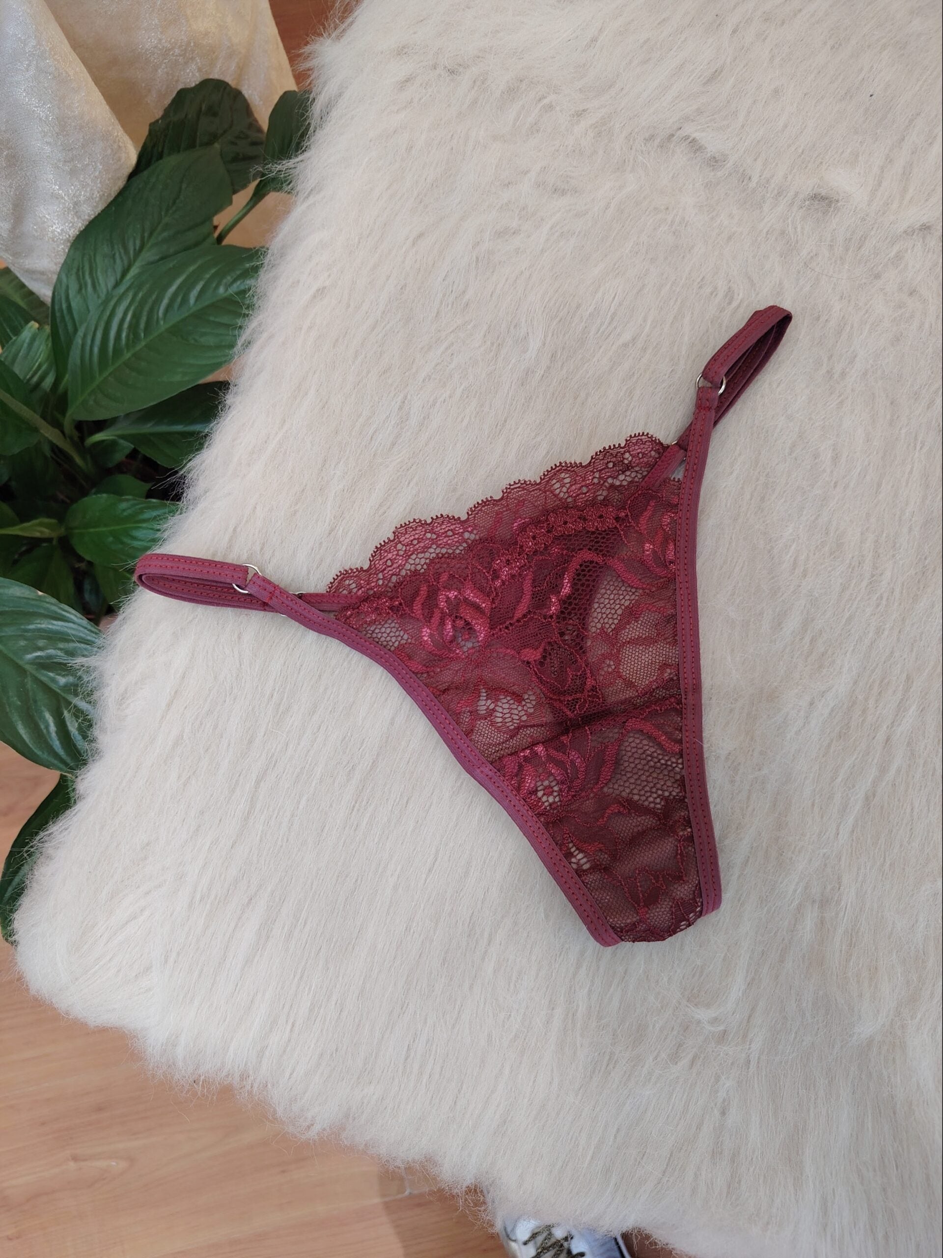 Microtanga de encaje Bordo