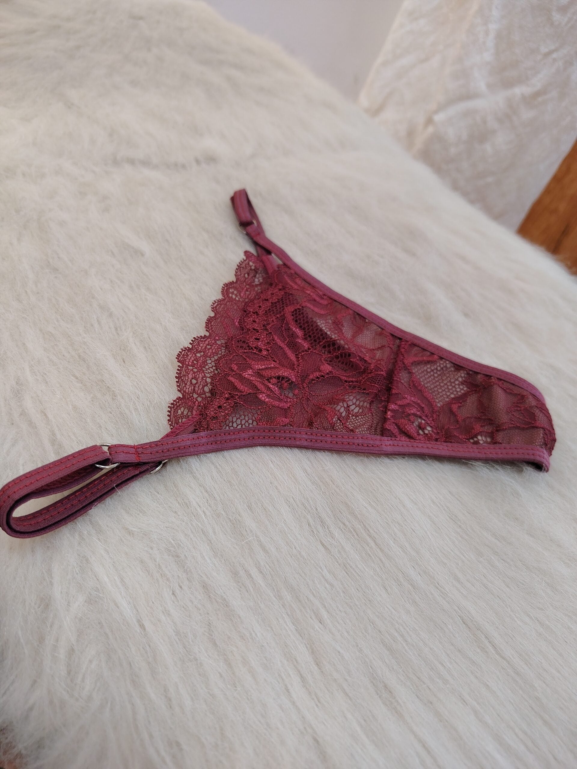Microtanga de encaje Bordo