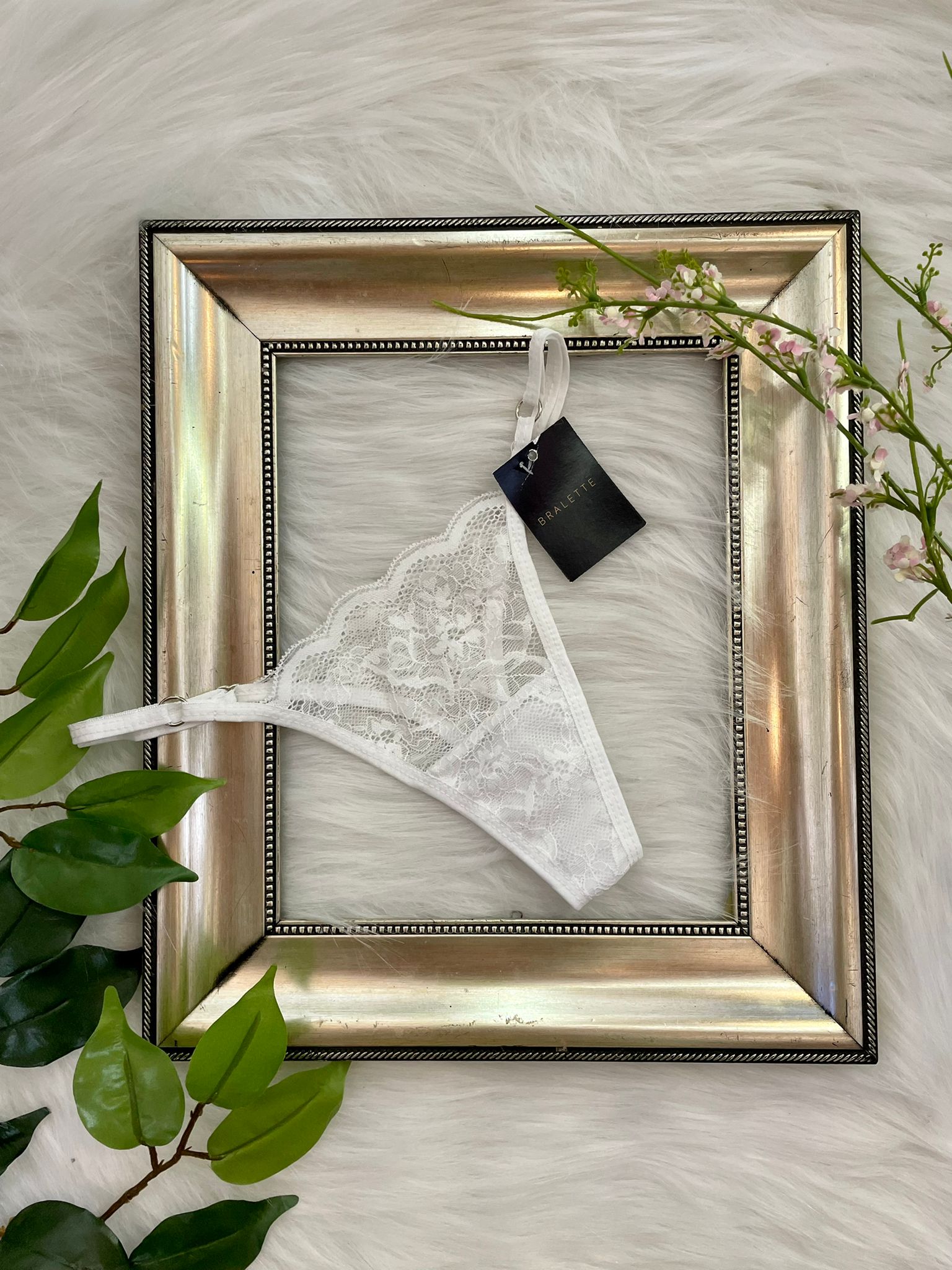 Microtanga de Encaje Blanco